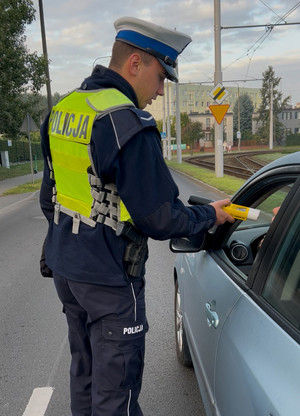 Policjanci podczas badania stanu trzeźwości kierujących.