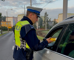 Policjanci podczas badania stanu trzeźwości kierujących.