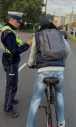 Policjanci podczas badania stanu trzeźwości kierujących.