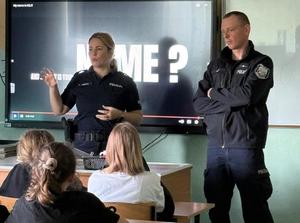 Policjanci i uczniowie podczas zajęć.