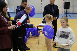 Uczestnicy podczas finału &quot;Niebieskiego Tygodnia&quot; w Szkole Podstawowej  Dąbrowie Chełmińskiej.