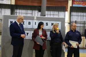 Uczestnicy podczas finału &quot;Niebieskiego Tygodnia&quot; w Szkole Podstawowej  Dąbrowie Chełmińskiej.