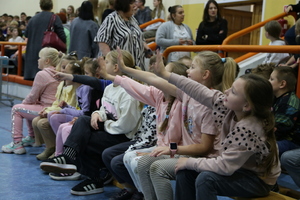 Uczestnicy podczas finału &quot;Niebieskiego Tygodnia&quot; w Szkole Podstawowej  Dąbrowie Chełmińskiej.
