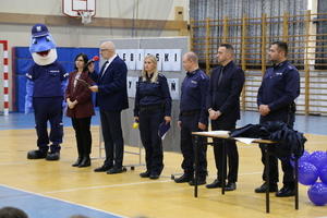 Uczestnicy podczas finału &quot;Niebieskiego Tygodnia&quot; w Szkole Podstawowej  Dąbrowie Chełmińskiej.