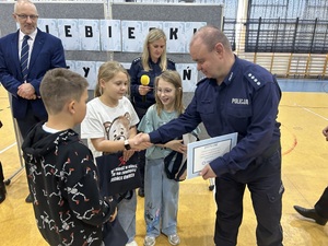 Uczestnicy podczas finału &quot;Niebieskiego Tygodnia&quot; w Szkole Podstawowej  Dąbrowie Chełmińskiej.