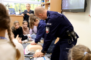 Bydgoscy policjanci uczyli dzieci udzielania pierwszej pomocy