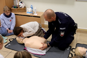 Bydgoscy policjanci uczyli dzieci udzielania pierwszej pomocy