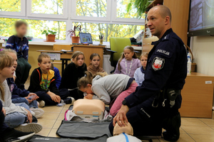 Bydgoscy policjanci uczyli dzieci udzielania pierwszej pomocy
