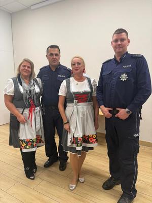 Policjanci i uczestnicy podczas spotkania.