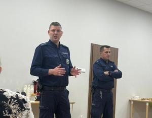 Policjanci i uczestnicy podczas spotkania.