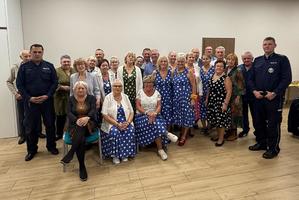 Policjanci i uczestnicy podczas spotkania.