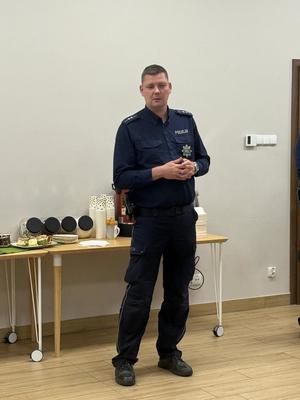 Policjanci i uczestnicy podczas spotkania.