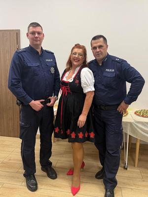Policjanci i uczestnicy podczas spotkania.