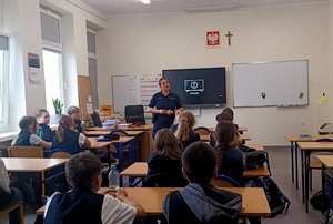 Koronowska policjantka rozmawiała z uczniami szkoły podstawowej o hejcie i odpowiedzialności w sieci