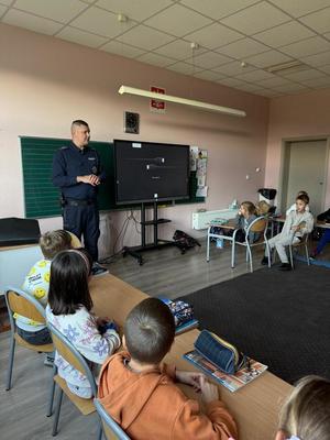 Policjant i dzieci podczas zajęć.