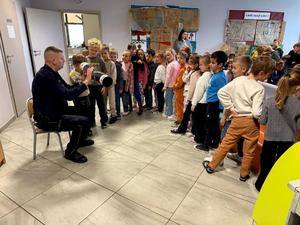 Policjant i dzieci podczas zajęć.