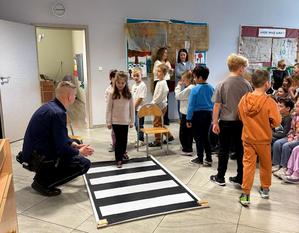 Policjant i dzieci podczas zajęć.