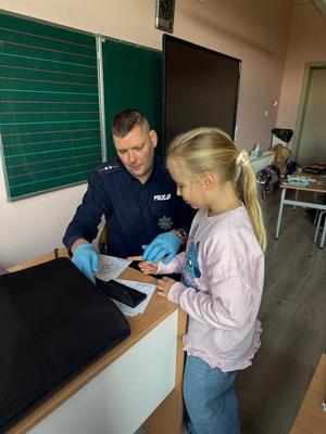 Policjant i dzieci podczas zajęć.