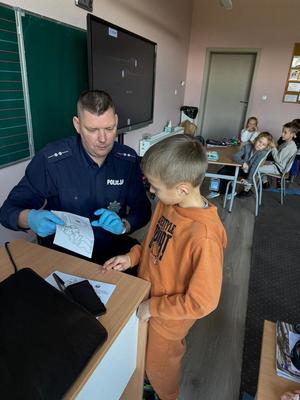 Policjant i dzieci podczas zajęć.