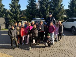 Policjant i dzieci podczas zajęć.