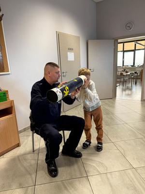 Policjant i dzieci podczas zajęć.