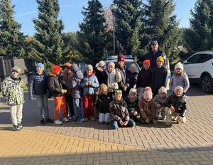 Policjant i dzieci podczas zajęć.