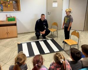 Policjant i dzieci podczas zajęć.