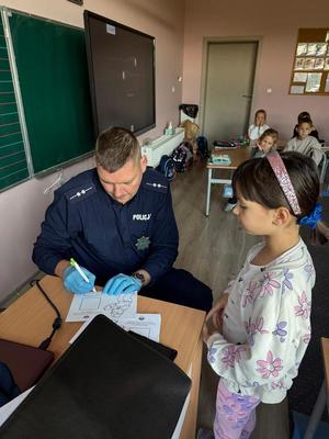Policjant i dzieci podczas zajęć.