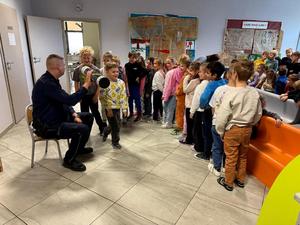 Policjant i dzieci podczas zajęć.