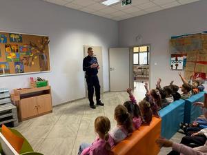 Policjant i dzieci podczas zajęć.