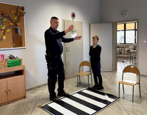 Policjant i dzieci podczas zajęć.