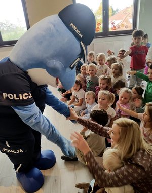 Pani profilaktyk prowadzi prelekcję z przedszkolakami.