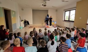 Pani profilaktyk prowadzi prelekcję z przedszkolakami.