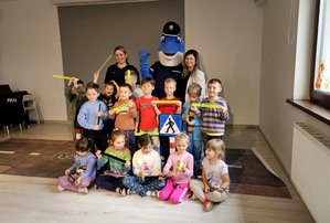 Pani profilaktyk prowadzi prelekcję z przedszkolakami.