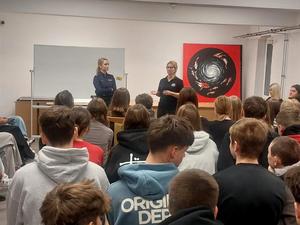 Uczestnicy podczas zajęć w klasie szkolnej.