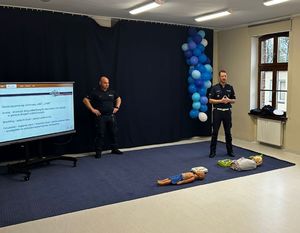 Policjanci i kadra przedszkola podczas szkolenia.
