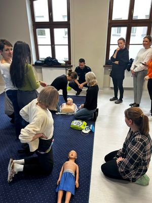 Policjanci i kadra przedszkola podczas szkolenia.