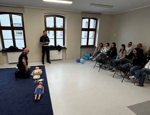 Policjanci i kadra przedszkola podczas szkolenia.