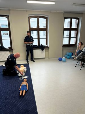 Policjanci i kadra przedszkola podczas szkolenia.