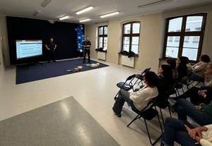 Policjanci i kadra przedszkola podczas szkolenia.