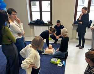 Policjanci i kadra przedszkola podczas szkolenia.
