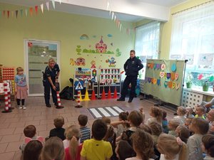 Policjanci z bydgoskiego Szwederowa odwiedzili najmłodszych w Przedszkolu przy ul. Czartoryskiego 18 w Bydgoszczy
