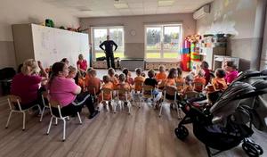 policjant i dzieci podczas zajęć