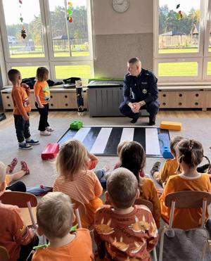 policjant i dzieci podczas zajęć