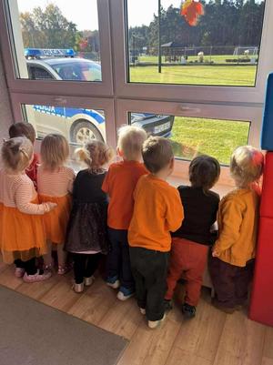 policjant i dzieci podczas zajęć