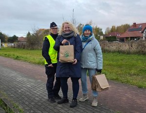 policjanci i pracownicy urzędu podczas akcji