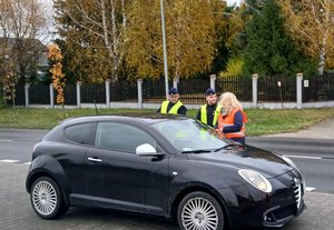 policjanci i pracownicy urzędu podczas akcji