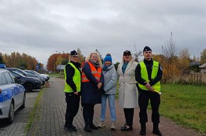 policjanci i pracownicy urzędu podczas akcji