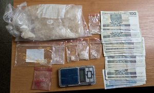 poukładane na stole zabezpieczone narkotyki