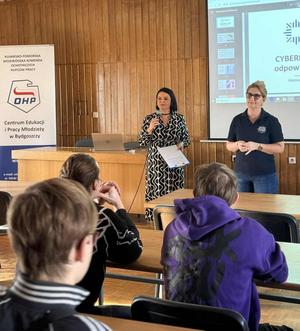 Uczestnicy podczas spotkania w auli szkoły.